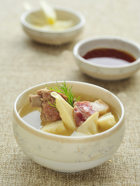 Canh sườn nấu măng tươi