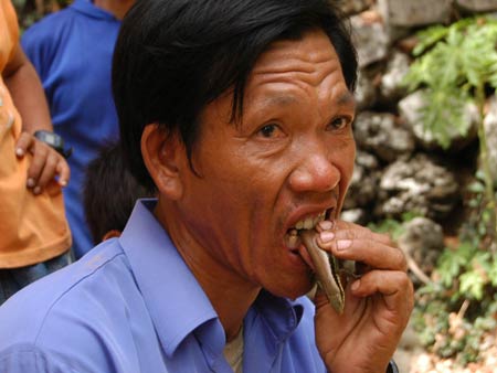 Người ăn sống rắn, bọ cạp mơ lên truyền hình thế giới
